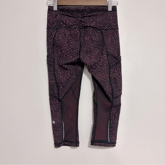 Lululemon Mesh Outrun 17” Crop Leggings in Shatter Weave Dust Coral Plum / Black - Picture 6 of 10